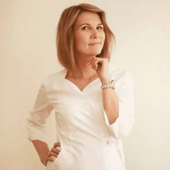 Психиатр-нарколог Калюжная Марина Александровна в белом медицинском халате